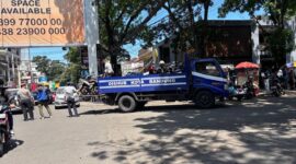Petugas Dishub Kota Bandung bersama TNI-Polri melakukan penderekan mobil yang parkir liar di bahu jalan pusat kota
