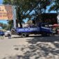 Petugas Dishub Kota Bandung bersama TNI-Polri melakukan penderekan mobil yang parkir liar di bahu jalan pusat kota