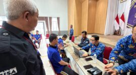 Optimalisasi Layanan Dasar: Petugas Dinas Kependudukan dan Pencatatan Sipil (Disdukcapil) Kota Bandung saat memberikan pelayanan administrasi kependudukan terpadu bagi warga binaan di Lapas Kelas II Banceuy, Senin (27/4/2026).