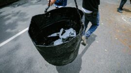 Petugas dari dinas terkait sedang melakukan percepatan perbaikan infrastruktur jalan di salah satu titik strategis Kota Bandung untuk mengejar target penyelesaian pada Juli 2026.
