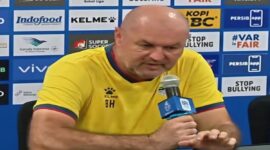 Potret pelatih Persib Bojan Hodak saat memberikan keterangan pers mengenai klasemen Super League 2026 di Bandar Lampung