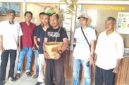 Kades Toto Aminuddin mengucapkan terima kasih kepada Bupati Egi usai menerima kado bibit durian