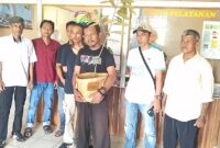 Kades Toto Aminuddin mengucapkan terima kasih kepada Bupati Egi usai menerima kado bibit durian