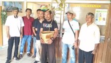 Kades Toto Aminuddin mengucapkan terima kasih kepada Bupati Egi usai menerima kado bibit durian