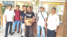 Kades Toto Aminuddin mengucapkan terima kasih kepada Bupati Egi usai menerima kado bibit durian