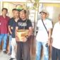 Kades Toto Aminuddin mengucapkan terima kasih kepada Bupati Egi usai menerima kado bibit durian