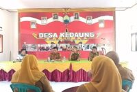 Camat Sragi, Wayan Susana, S.T., M.T saat memberikan arahan pada kegiatan Monev APBDes Tahun Anggaran 2025 dan Tahap I Tahun 2026 di Desa Kedaung