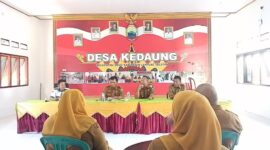 Camat Sragi, Wayan Susana, S.T., M.T saat memberikan arahan pada kegiatan Monev APBDes Tahun Anggaran 2025 dan Tahap I Tahun 2026 di Desa Kedaung