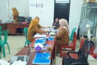 Tim Monev Kecamatan Sragi sedang memeriksa kelengkapan SPJ dan laporan realisasi penggunaan anggaran dana desa
