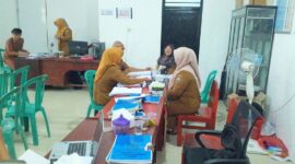 Tim Monev Kecamatan Sragi sedang memeriksa kelengkapan SPJ dan laporan realisasi penggunaan anggaran dana desa