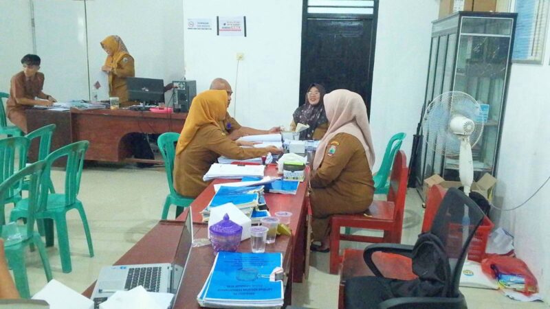 Tim Monev Kecamatan Sragi sedang memeriksa kelengkapan SPJ dan laporan realisasi penggunaan anggaran dana desa