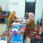 Tim Monev Kecamatan Sragi sedang memeriksa kelengkapan SPJ dan laporan realisasi penggunaan anggaran dana desa
