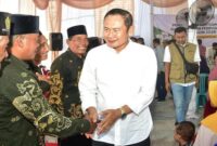 Bupati Lamongan Yuhronur Efendi saat menyerahkan bantuan secara simbolis kepada warga di Desa Pucangro