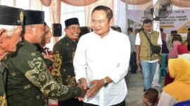 Bupati Lamongan Yuhronur Efendi saat menyerahkan bantuan secara simbolis kepada warga di Desa Pucangro