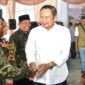 Bupati Lamongan Yuhronur Efendi saat menyerahkan bantuan secara simbolis kepada warga di Desa Pucangro