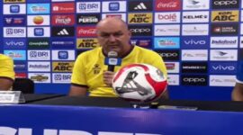 Pelatih Persib Bojan Hodak si sesi konferensi pers resmi di Stadion GBLA menjelang laga melawan PSIM Yogyakarta.