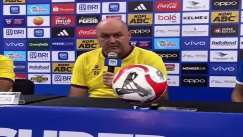 Pelatih Persib Bojan Hodak si sesi konferensi pers resmi di Stadion GBLA menjelang laga melawan PSIM Yogyakarta.