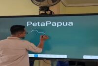 Ilustrasi sekolah modern dan penggunaan smart board di ruang kelas Indonesia