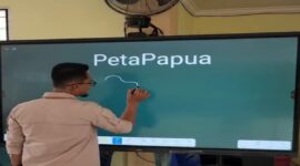 Ilustrasi sekolah modern dan penggunaan smart board di ruang kelas Indonesia