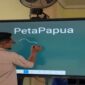 Ilustrasi sekolah modern dan penggunaan smart board di ruang kelas Indonesia