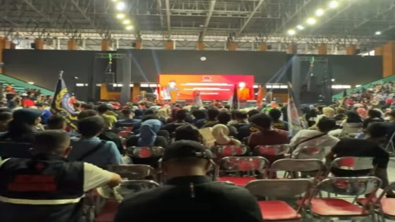 Suasana peringatan Hari Buruh Internasional 2026 oleh PDIP di GOR Otista Jakarta Timur