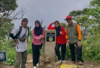 Keluarga Bapak Suyadi sukses menaklukkan Puncak Gunung Rajabasa yang memiliki ketinggian 1.282 meter di atas permukaan laut (mdpl).