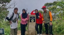 Keluarga Bapak Suyadi sukses menaklukkan Puncak Gunung Rajabasa yang memiliki ketinggian 1.282 meter di atas permukaan laut (mdpl).