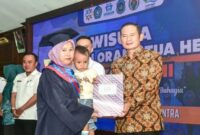Bupati Lamongan Yuhronur Efendi saat memberikan ijazah kepada wisudawati SOTH di Pendopo Lokatantra