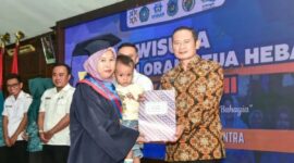 Bupati Lamongan Yuhronur Efendi saat memberikan ijazah kepada wisudawati SOTH di Pendopo Lokatantra