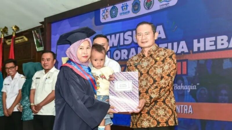 Bupati Lamongan Yuhronur Efendi saat memberikan ijazah kepada wisudawati SOTH di Pendopo Lokatantra