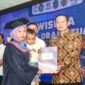 Bupati Lamongan Yuhronur Efendi saat memberikan ijazah kepada wisudawati SOTH di Pendopo Lokatantra