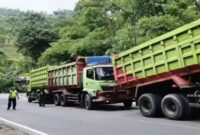 Petugas Polsek Kadungora mengatur lalu lintas saat evakuasi truk patah as di Lebak Jero Garut