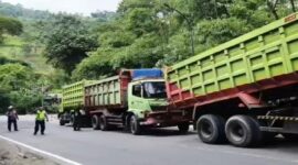 Petugas Polsek Kadungora mengatur lalu lintas saat evakuasi truk patah as di Lebak Jero Garut