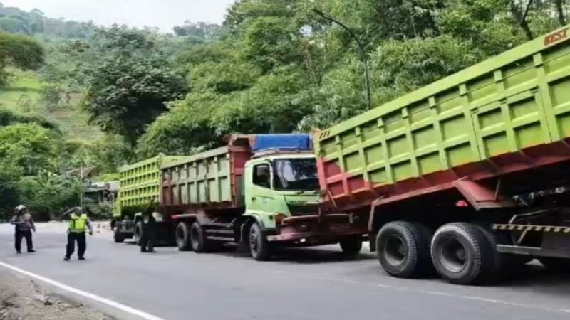 Petugas Polsek Kadungora mengatur lalu lintas saat evakuasi truk patah as di Lebak Jero Garut