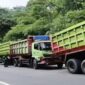 Petugas Polsek Kadungora mengatur lalu lintas saat evakuasi truk patah as di Lebak Jero Garut