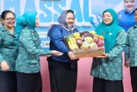 Ketua TP-PKK Kabupaten Bogor, Ny. Eva Rudy Susmanto, saat meninjau pelaksanaan khitanan massal yang diikuti 100 anak dalam rangka memperingati HJB ke-544 di RSUD Bhakti Padjajaran