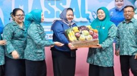 Ketua TP-PKK Kabupaten Bogor, Ny. Eva Rudy Susmanto, saat meninjau pelaksanaan khitanan massal yang diikuti 100 anak dalam rangka memperingati HJB ke-544 di RSUD Bhakti Padjajaran