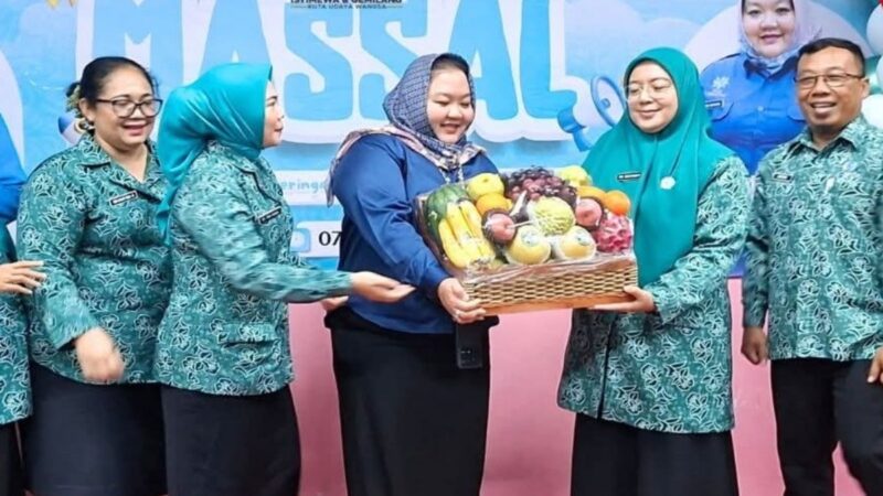Ketua TP-PKK Kabupaten Bogor, Ny. Eva Rudy Susmanto, saat meninjau pelaksanaan khitanan massal yang diikuti 100 anak dalam rangka memperingati HJB ke-544 di RSUD Bhakti Padjajaran