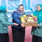 Ketua TP-PKK Kabupaten Bogor, Ny. Eva Rudy Susmanto, saat meninjau pelaksanaan khitanan massal yang diikuti 100 anak dalam rangka memperingati HJB ke-544 di RSUD Bhakti Padjajaran