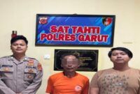 Personel Unit III Pidum Sat Reskrim Polres Garut saat mengamankan tersangka YS (54) beserta barang bukti ponsel hasil curian di Kecamatan Banjarwangi, Senin (11/5). (Dok: Humas Polres Garut)