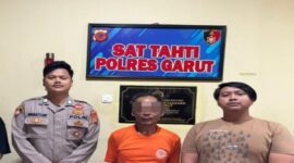 Personel Unit III Pidum Sat Reskrim Polres Garut saat mengamankan tersangka YS (54) beserta barang bukti ponsel hasil curian di Kecamatan Banjarwangi, Senin (11/5). (Dok: Humas Polres Garut)