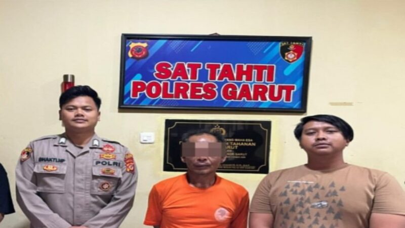 Personel Unit III Pidum Sat Reskrim Polres Garut saat mengamankan tersangka YS (54) beserta barang bukti ponsel hasil curian di Kecamatan Banjarwangi, Senin (11/5). (Dok: Humas Polres Garut)