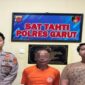 Personel Unit III Pidum Sat Reskrim Polres Garut saat mengamankan tersangka YS (54) beserta barang bukti ponsel hasil curian di Kecamatan Banjarwangi, Senin (11/5). (Dok: Humas Polres Garut)