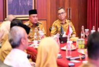Potret Bupati Bogor Rudy Susmanto memberikan arahan penataan ruang terbuka hijau di Pendopo