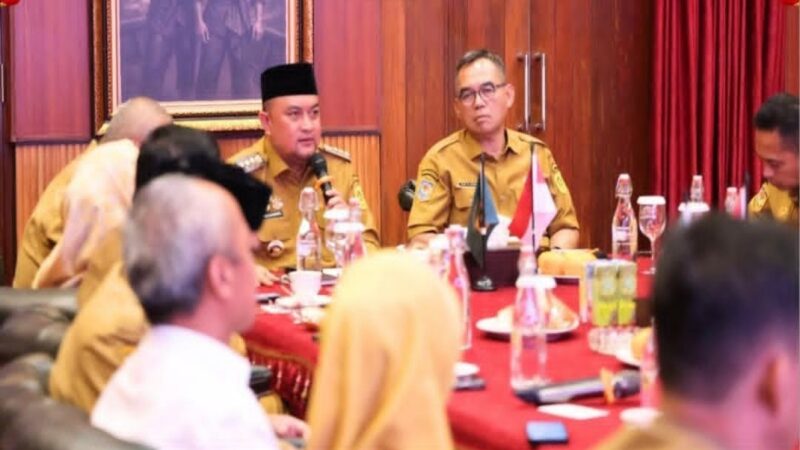 Potret Bupati Bogor Rudy Susmanto memberikan arahan penataan ruang terbuka hijau di Pendopo