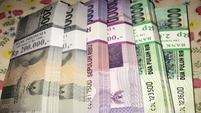 Tumpukan uanh kertas Rupiah