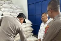 Kapolres Garut AKBP Yugi Bayu Hendarto memantau penyerapan 18 ton jagung di Gudang Bulog Copong