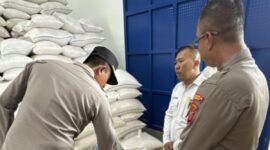 Kapolres Garut AKBP Yugi Bayu Hendarto memantau penyerapan 18 ton jagung di Gudang Bulog Copong