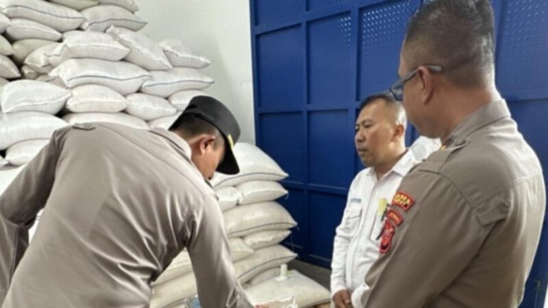 Kapolres Garut AKBP Yugi Bayu Hendarto memantau penyerapan 18 ton jagung di Gudang Bulog Copong