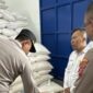 Kapolres Garut AKBP Yugi Bayu Hendarto memantau penyerapan 18 ton jagung di Gudang Bulog Copong